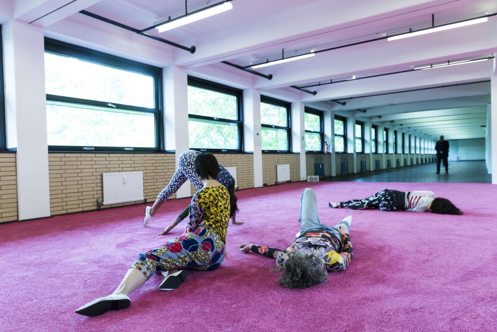 Performance von Maria Hassabi in der Neuen Neuen Galerie
