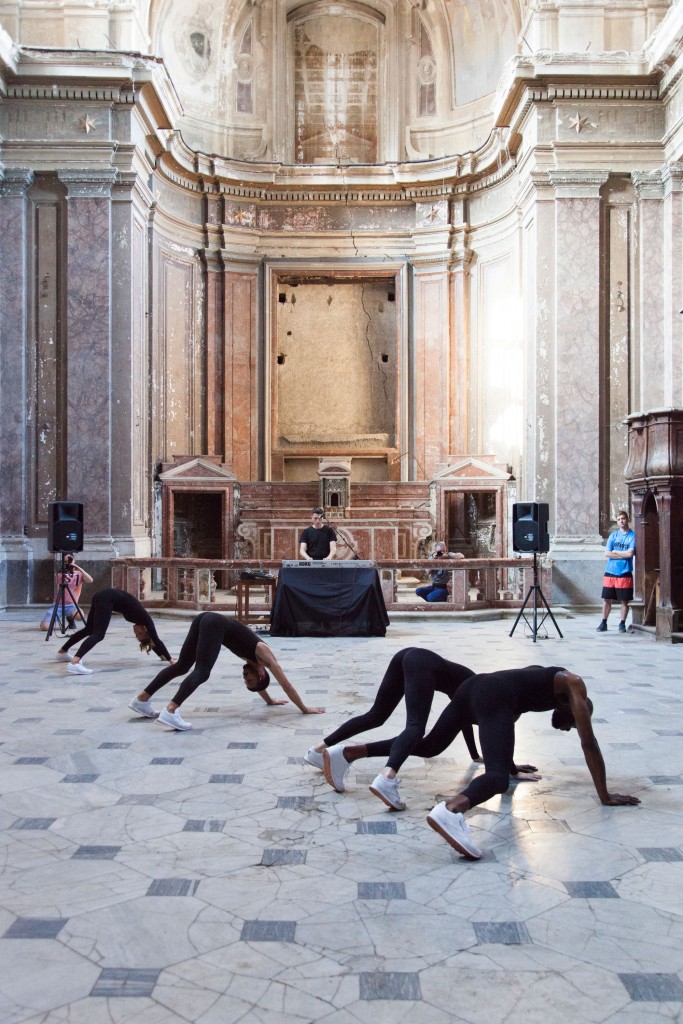 Eddie Peake, To Corpse (Variation 2 with Gwilym Gold), Volcano Extravaganza 2017 — I Polpi, Photo by Giovanna Silva, Courtesy of the artist, Fiorucci Art Trust and The Vinyl Factoryb